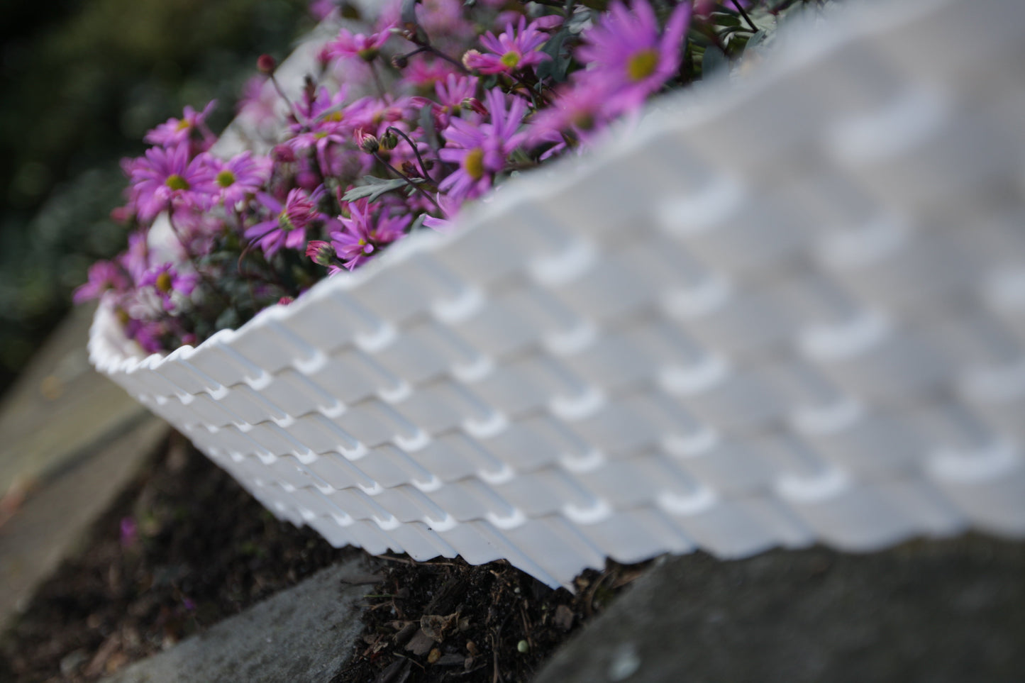 Lawn Edging, 2.4 Metres Plastic Palisade Rattan Effect (Grey)