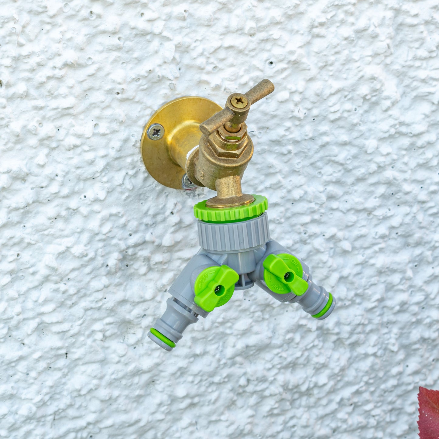 2-Way Tap Connector With Valves 1" and 3/4" BSP Female, Green/Gray
