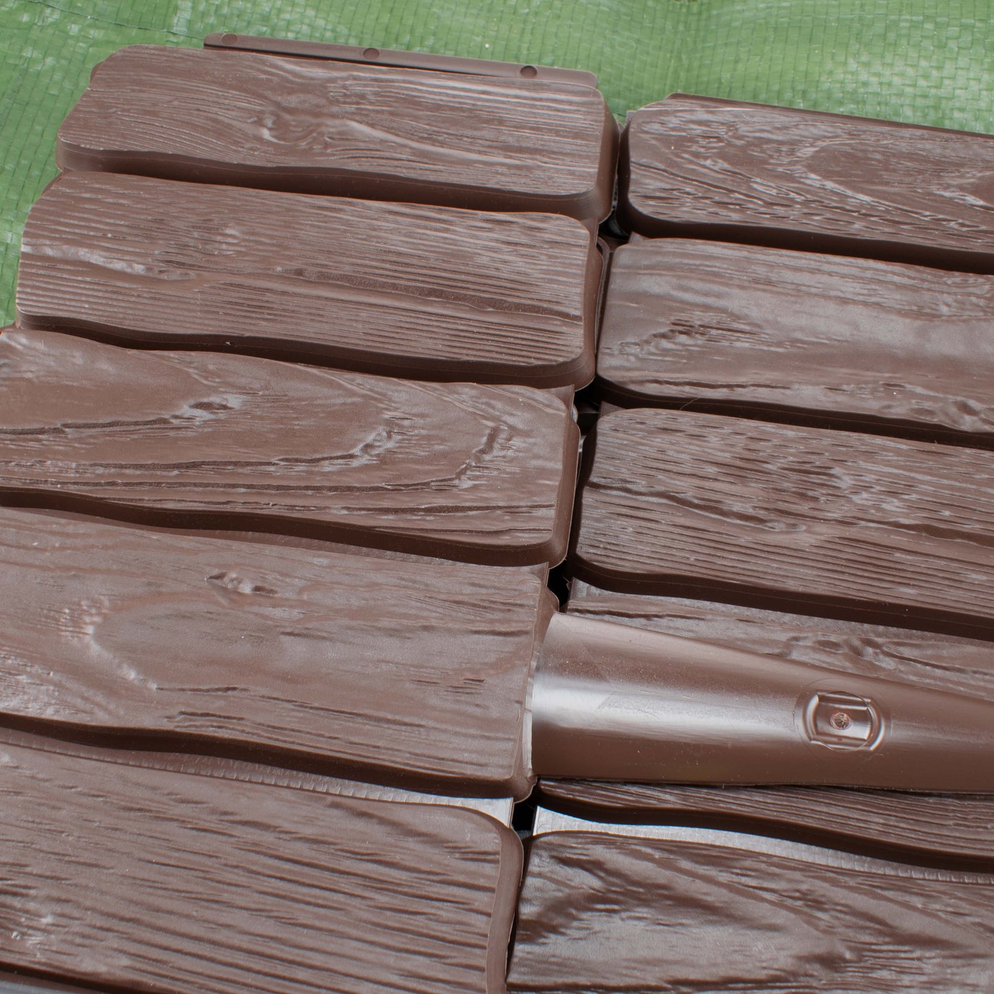 Lawn Edging, 2.32 Metres Plastic Palisade Wood Effect (Brown)