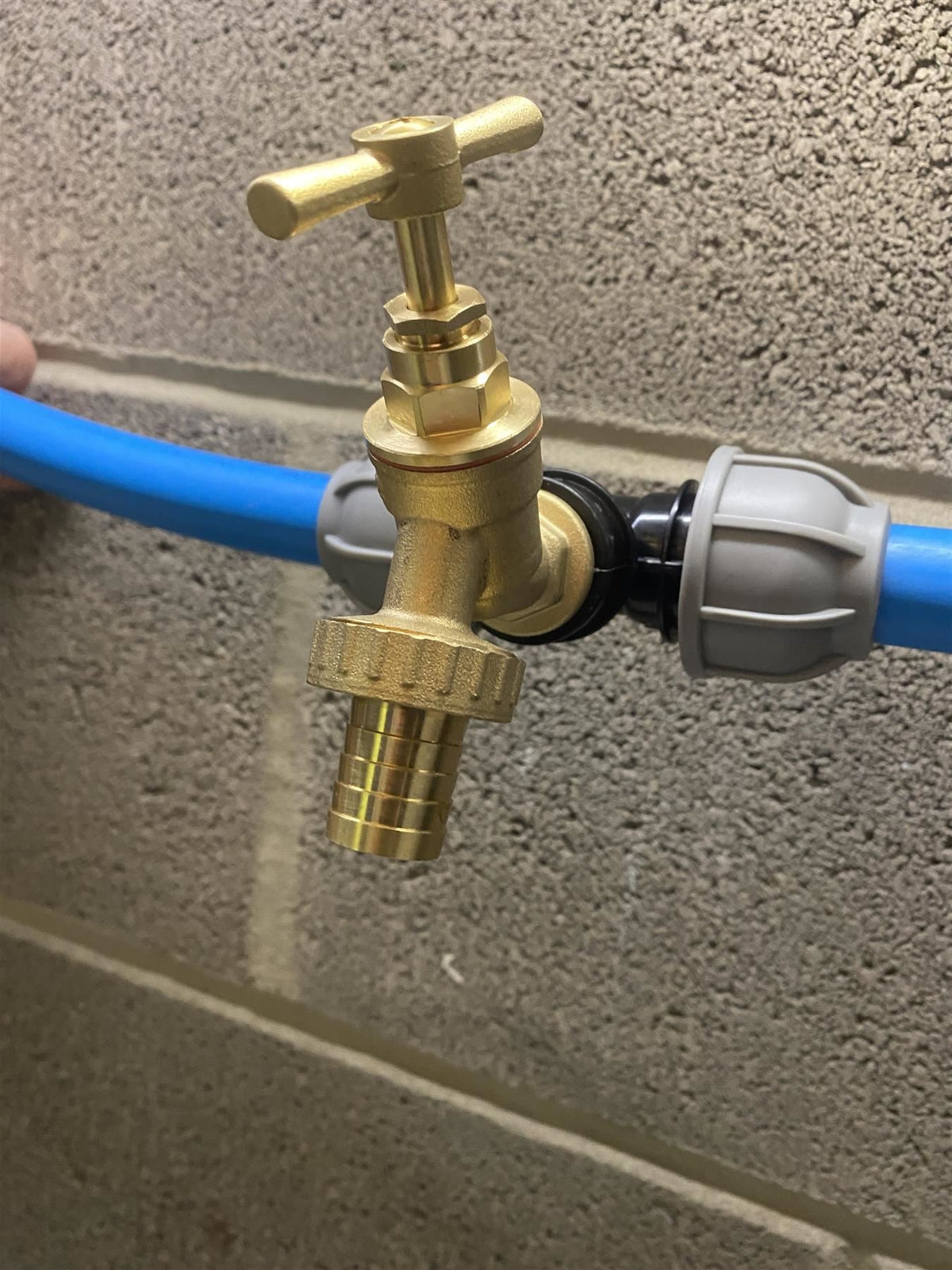20mm MDPE Tee & Brass Bib Tap – ½″ Hose Barb