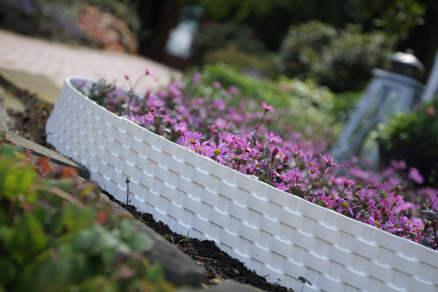 Lawn Edging, 2.4 Metres Plastic Palisade Rattan Effect (Grey)