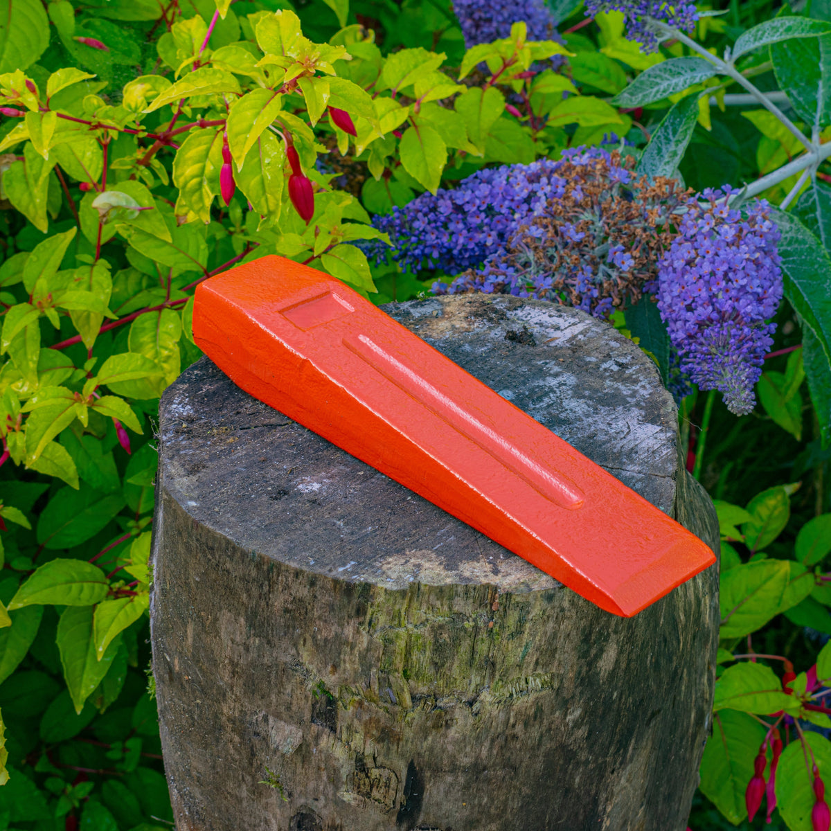 Cost Wise SW402 red tapered log-splitting wedge, 2.5kg weight class.
