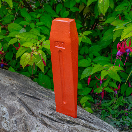 Cost Wise SW402 red tapered log-splitting wedge, 2kg weight class.